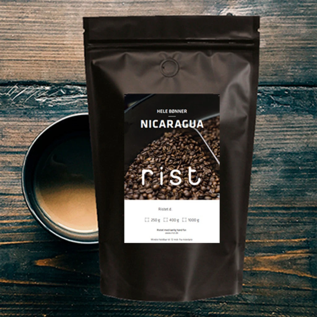 friskristede specialkaffebønner fra nicaragua – hele bønner i sort pose fra rist